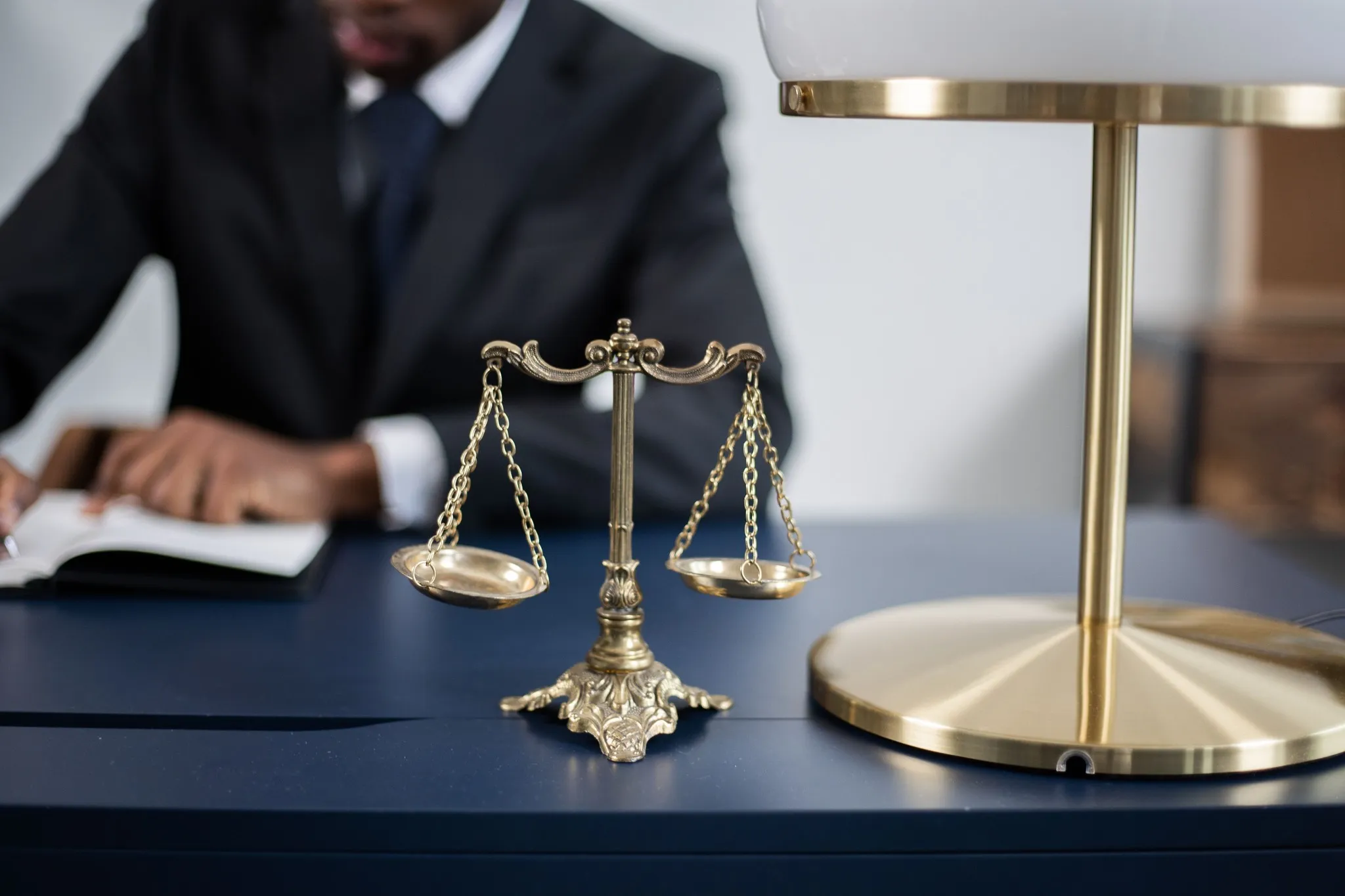 Balanza de la justicia sobre un escritorio